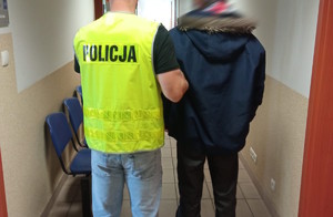 policjant pilnuje zatrzymanego