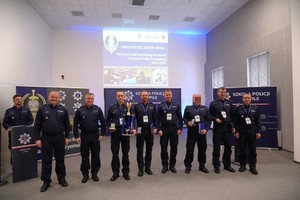 zdjęcie grupowe, policjanci pozują do zdjecia