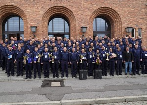 zdjęcie grupowe, policjanci pozują do zdjecia