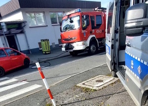 słonecznie, droga, pojazd pogotowia i policji, miejsce wypadku