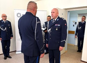 zdjęcia z uroczystości-ludzie zebrani na sali, jasno, osoby w mundurach oraz przedstawiciele instytucji i samorządów