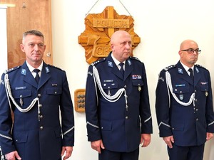 zdjęcia z uroczystości-ludzie zebrani na sali, jasno, osoby w mundurach oraz przedstawiciele instytucji i samorządów
