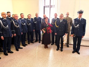 zdjęcia z uroczystości-ludzie zebrani na sali, jasno, osoby w mundurach oraz przedstawiciele instytucji i samorządów