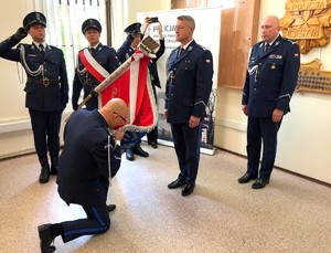 zdjęcia z uroczystości-ludzie zebrani na sali, jasno, osoby w mundurach oraz przedstawiciele instytucji i samorządów