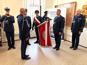 zdjęcia z uroczystości-ludzie zebrani na sali, jasno, osoby w mundurach oraz przedstawiciele instytucji i samorządów