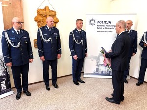 zdjęcia z uroczystości-ludzie zebrani na sali, jasno, osoby w mundurach oraz przedstawiciele instytucji i samorządów