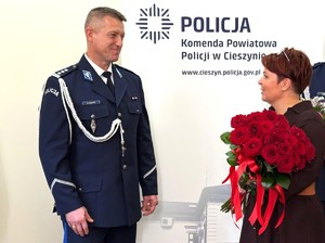 zdjęcia z uroczystości-ludzie zebrani na sali, jasno, osoby w mundurach oraz przedstawiciele instytucji i samorządów