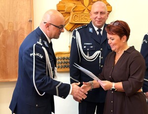 zdjęcia z uroczystości-ludzie zebrani na sali, jasno, osoby w mundurach oraz przedstawiciele instytucji i samorządów