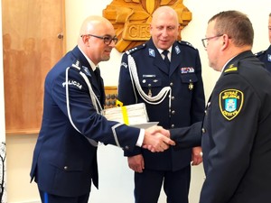 zdjęcia z uroczystości-ludzie zebrani na sali, jasno, osoby w mundurach oraz przedstawiciele instytucji i samorządów