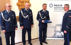 zdjęcia z uroczystości-ludzie zebrani na sali, jasno, osoby w mundurach oraz przedstawiciele instytucji i samorządów