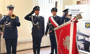 zdjęcia z uroczystości-ludzie zebrani na sali, jasno, osoby w mundurach oraz przedstawiciele instytucji i samorządów