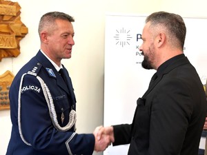zdjęcia z uroczystości-ludzie zebrani na sali, jasno, osoby w mundurach oraz przedstawiciele instytucji i samorządów