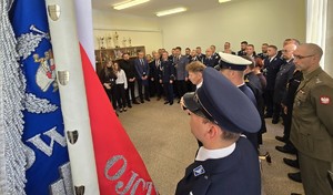 zdjęcia z uroczystości-ludzie zebrani na sali, jasno, osoby w mundurach oraz przedstawiciele instytucji i samorządów