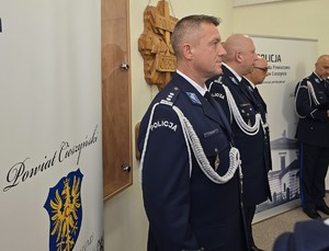 zdjęcia z uroczystości-ludzie zebrani na sali, jasno, osoby w mundurach oraz przedstawiciele instytucji i samorządów