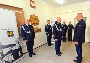 zdjęcia z uroczystości-ludzie zebrani na sali, jasno, osoby w mundurach oraz przedstawiciele instytucji i samorządów