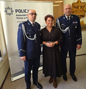 zdjęcia z uroczystości-ludzie zebrani na sali, jasno, osoby w mundurach oraz przedstawiciele instytucji i samorządów