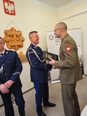 zdjęcia z uroczystości-ludzie zebrani na sali, jasno, osoby w mundurach oraz przedstawiciele instytucji i samorządów