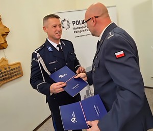 zdjęcia z uroczystości-ludzie zebrani na sali, jasno, osoby w mundurach oraz przedstawiciele instytucji i samorządów