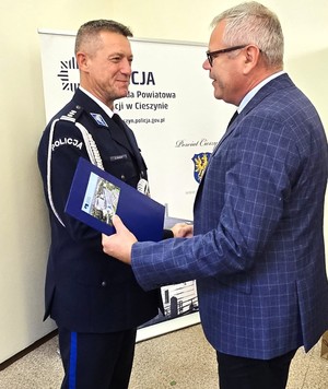 zdjęcia z uroczystości-ludzie zebrani na sali, jasno, osoby w mundurach oraz przedstawiciele instytucji i samorządów