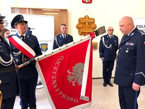 Komendant Wojewódzki oddaje honor przed sztandarem
