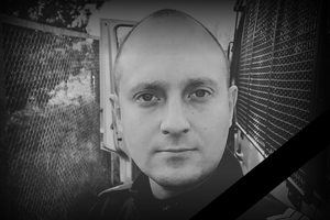 zdjęcie zmarłego czarno białe z kirem