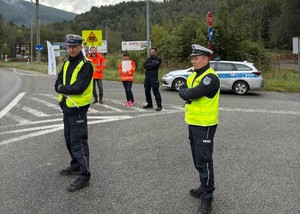 zdjęcie, pochmurno, droga, policjanci, przejazd kolejowy