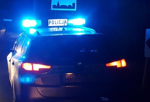 radiowóz policji, noc