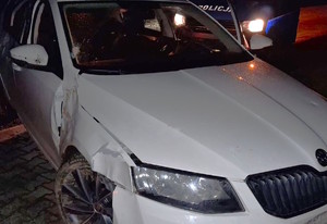 rozbite auto, w tle policja, noc