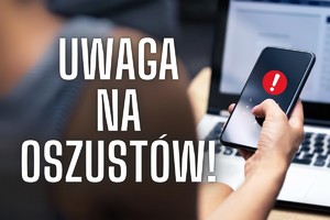dłoń trzymająca smartfona, napis uwaga na oszustów