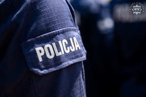 mundur policji z napisem policja na ramieniu