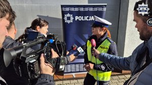 dzień, reporterzy, policjantka udziela wywiadu
