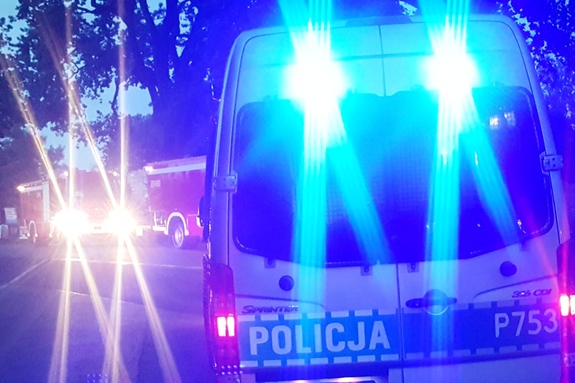 radiowóz z światłami błyskowymi, noc