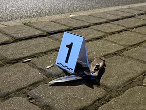 noc, chodnik, zdjęcie noża i tabliczki z numerem 1