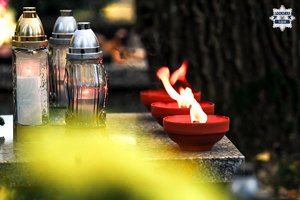 zdjęcie płonących zniczy