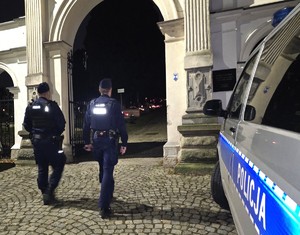 policjanci w patrolu na cmentarzu