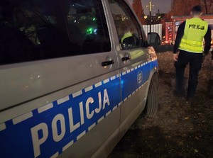 policjanci w patrolu na cmentarzu