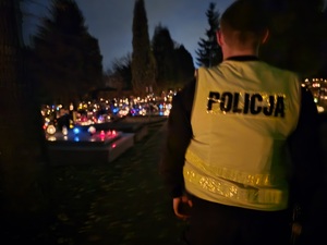 policjanci w patrolu na cmentarzu