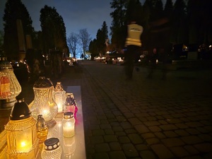 policjanci w patrolu na cmentarzu