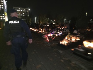 policjanci w patrolu na cmentarzu
