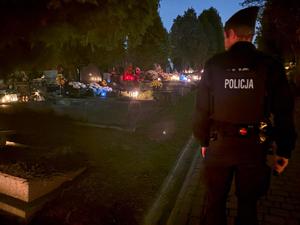 policjanci w patrolu na cmentarzu