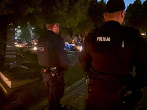 policjanci w patrolu na cmentarzu