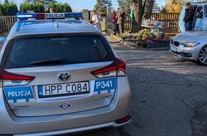 radiowóz przy cmentarzu, dzień