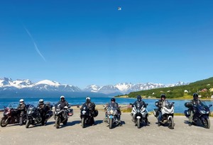 dzień, słonecznie, osoby na motocyklach, w tle ośnieżone góry