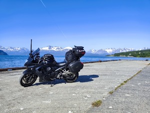 dzień, słonecznie, motocykl, w tle ośnieżone góry