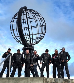 grupa motocyklistów pozuje do zdjecia