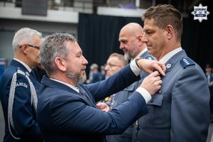 zdjęcie z uroczystości, policjanci w mundurach z medalami