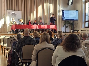 zdjęcia z sali, prelegenci przemawiają, osoby zgromadzone siedzą na krzesłach i słuchają ,