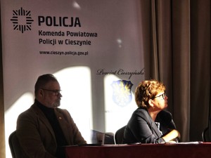 zdjęcia z sali, prelegenci przemawiają, osoby zgromadzone siedzą na krzesłach i słuchają ,