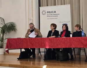 zdjęcia z sali, prelegenci przemawiają, osoby zgromadzone siedzą na krzesłach i słuchają ,