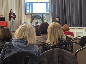 zdjęcia z sali, prelegenci przemawiają, osoby zgromadzone siedzą na krzesłach i słuchają ,